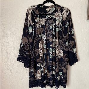 Jodifl Kimono-Black background with cream & teal floral design.